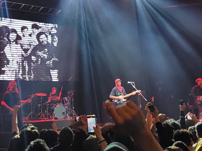 Con homenajes a Víctor Jara y Chris Cornell: Tom Morello deja caer su guitarra sobre Santiago una vez más
