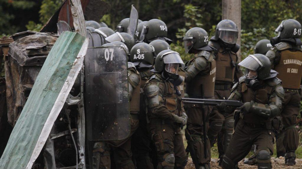 15 de Marzo 2012/ AYSENUn carabinero dispara un balines de goma , en el sector de Pedro Aguirre Cerda de Aysen durante los enfrentamientos entre pobladores y Carabineros, tras el quiebre de la mesa de dialogo con el gobierno y dirigentes.
FOTO:JOSE CARVAJAL/AGENCIAUNO