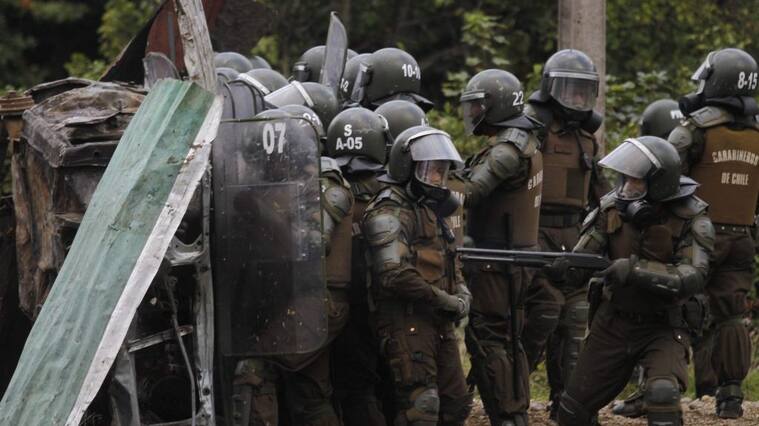 15 de Marzo 2012/ AYSENUn carabinero dispara un balines de goma , en el sector de Pedro Aguirre Cerda de Aysen durante los enfrentamientos entre pobladores y Carabineros, tras el quiebre de la mesa de dialogo con el gobierno y dirigentes.
FOTO:JOSE CARVAJAL/AGENCIAUNO