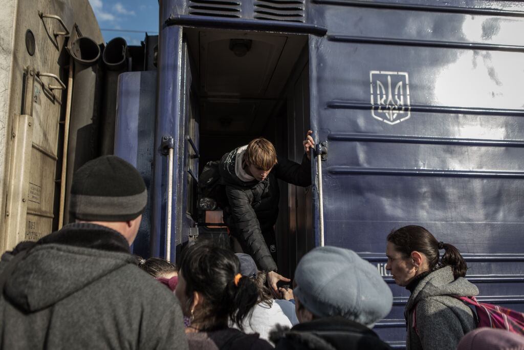Las personas intentan subirse a un tren en la ciudad de Kramatorsk