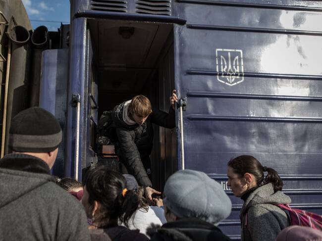 Las personas intentan subirse a un tren en la ciudad de Kramatorsk