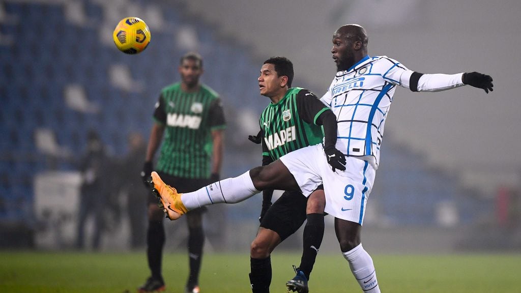 MAPEI STADIUM - CITTA DEL TRICOLORE, REGGIO EMILIA, ITALY - 2020/11/28: Romelu Lukaku (R) of FC Internazionale competes for the ball with Rogerio Oliveira da Silva of US Sassuolo during the Serie A football match between US Sassuolo and FC Internazionale. FC Internazionale won 3-0 over US Sassuolo. (Photo by Nicolò Campo/LightRocket via Getty Images)
