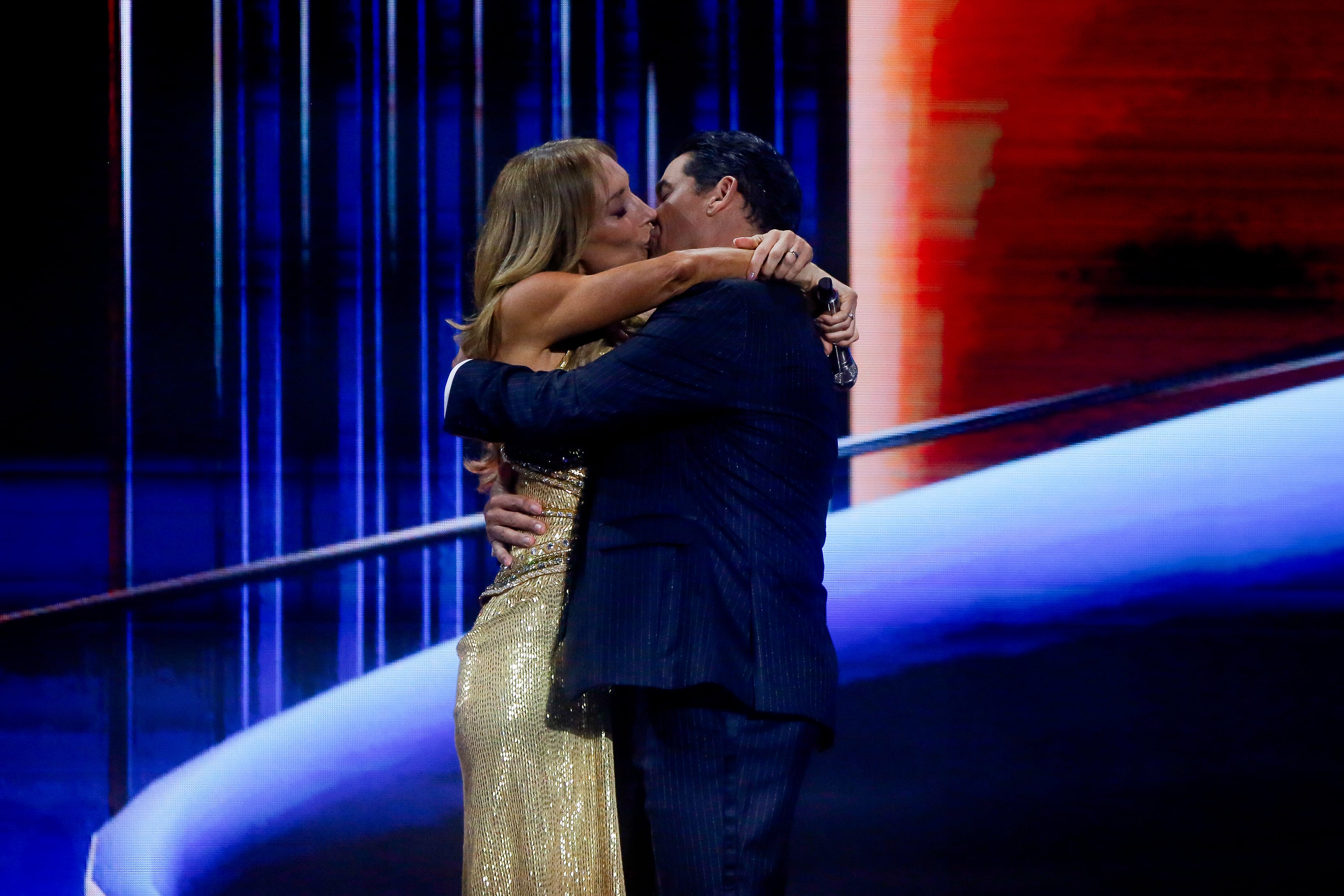 22 de febrero de 2026/VIÑA DEL MAR
Los animadores Rafael Araneda y Karen Doggenweiler se besan en la obertura del Festival Internacional de la Canción de Viña del Mar 2026.
FOTO: HANS SCOTT/AGENCIAUNO