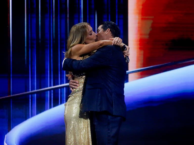 22 de febrero de 2026/VIÑA DEL MAR
Los animadores Rafael Araneda y Karen Doggenweiler se besan en la obertura del Festival Internacional de la Canción de Viña del Mar 2026.
FOTO: HANS SCOTT/AGENCIAUNO