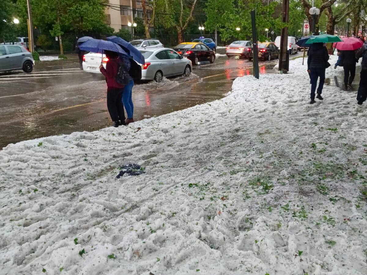 “Atentos hasta las 22:00 horas”: El advertencia del Gobierno ante nuevos pulsos de lluvia y peligro de aluvión en Las Condes