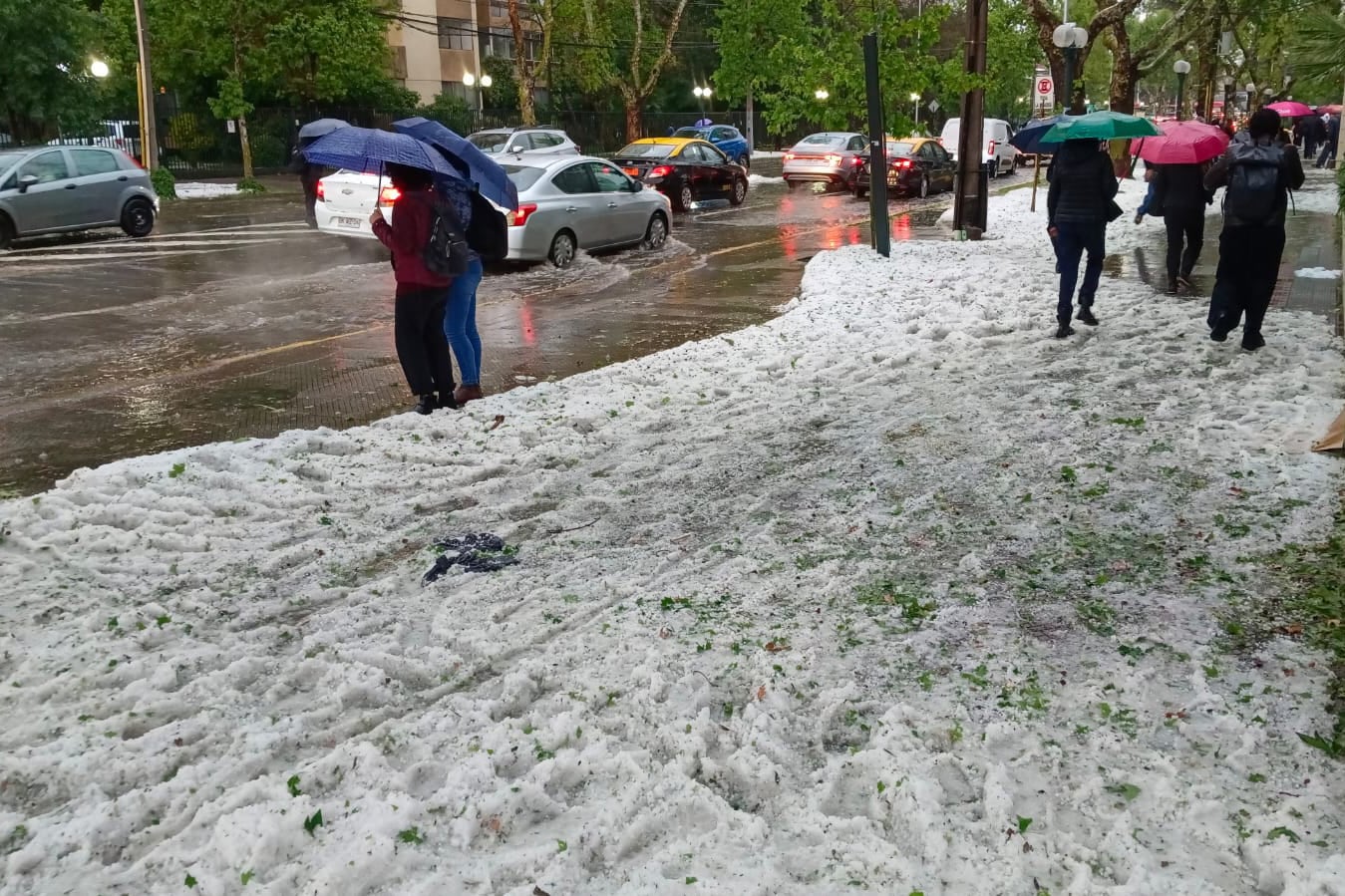 “Atentos hasta las 22:00 horas”: El advertencia del Gobierno ante nuevos pulsos de lluvia y peligro de aluvión en Las Condes