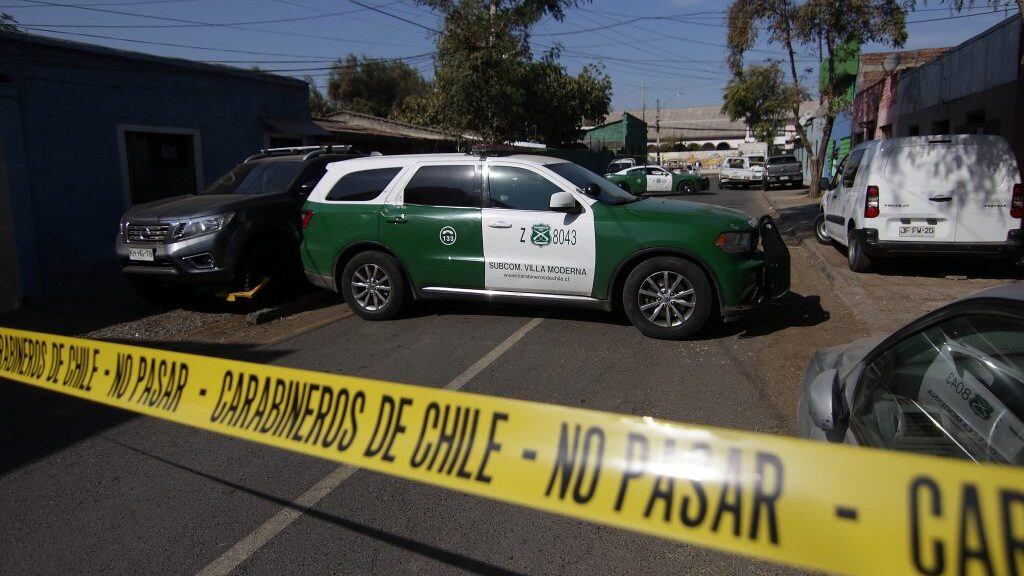 04 de Mayo del 2020/SANTIAGO Esta mañana ocurrió un homicidio dentro de una empresa de la comuna de Independencia, los autores serian 4 hombres que llegaron al lugar haciéndose pasar por clientes y habrían disparado al dueño, la investigación quedo a cargo de la brigada de homicidios de la PDI. En la imagen carabineros custodia el sitio del suceso
FOTO: FRANCISCO CASTILLO /AGENCIAUNO