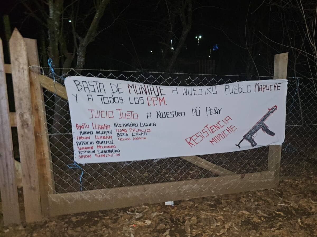 Nuevo ataque incendiario en Ruta 5 Sur, La Araucanía: grupo dejó lienzo alusivo a comuneros encarcelados