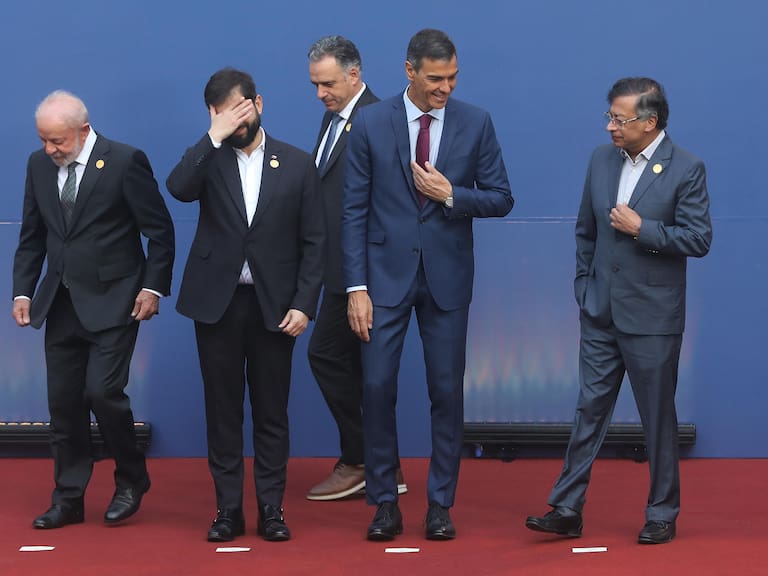 Un presidente protagoniza peculiar discurso: afirmó que hace “cosas buenas en la cama” y que “Jesús hizo el amor”