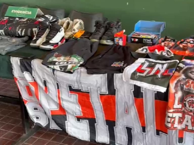 Detienen a seis sujetos de la Garra Blanca que lanzaron bengalas a hinchas de la U durante Superclásico