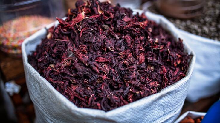 Flor de Jamaica: estos son todos los beneficios y propiedades medicinales que tiene la popular infusión
