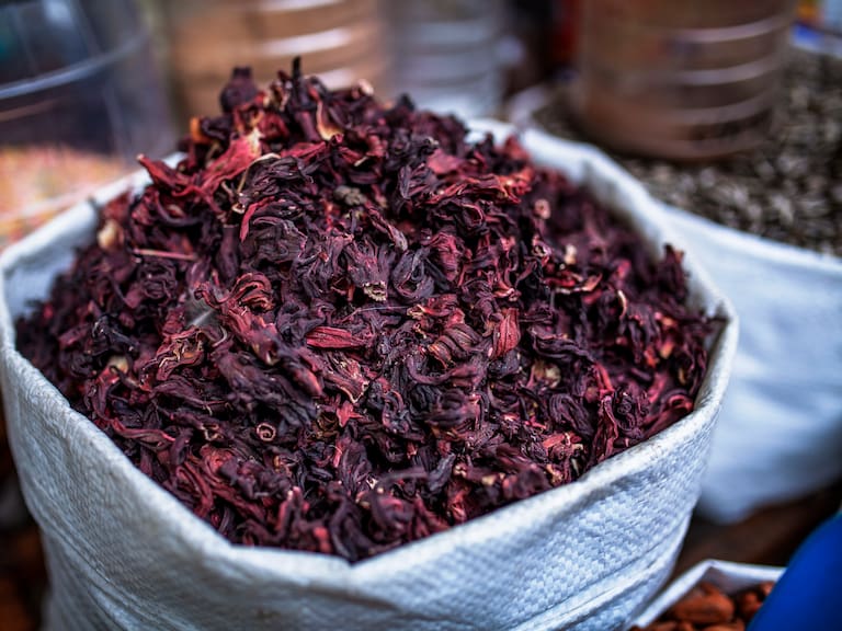 Flor de Jamaica: estos son todos los beneficios y propiedades medicinales que tiene la popular infusión