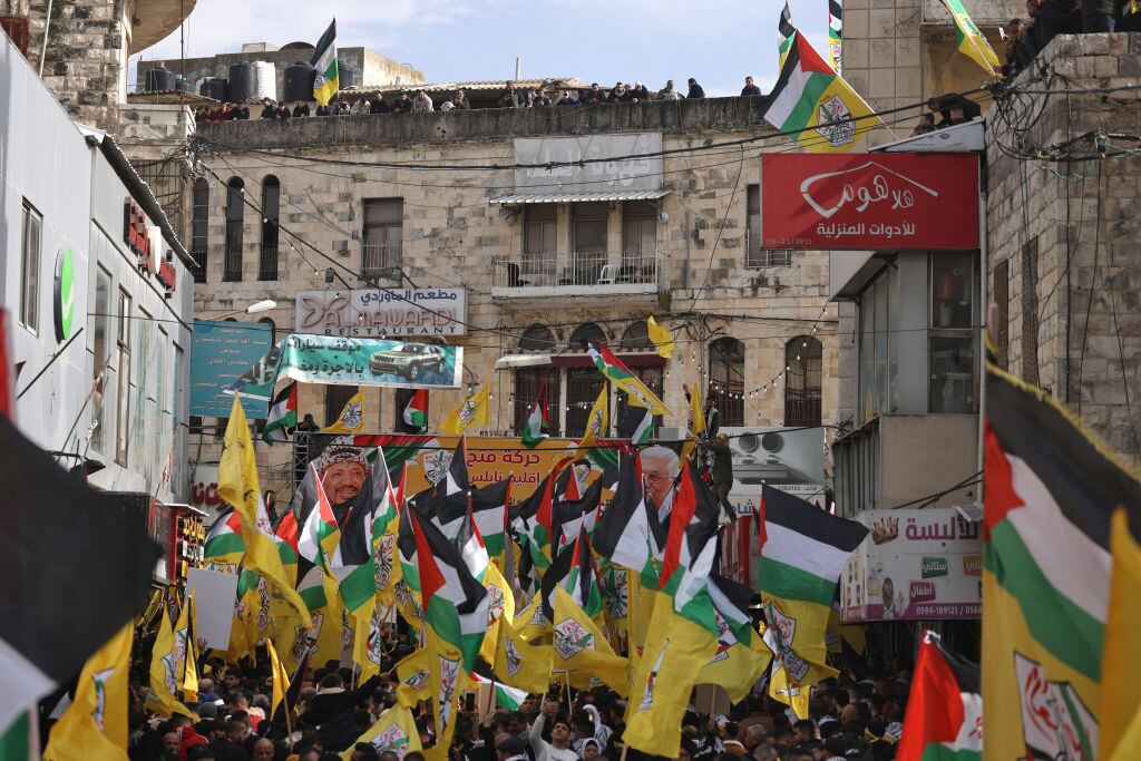 Grupos de palestinos con las banderas de su país en las calles de la Cisjordania ocupada por Israel en el territorio de Palestina
