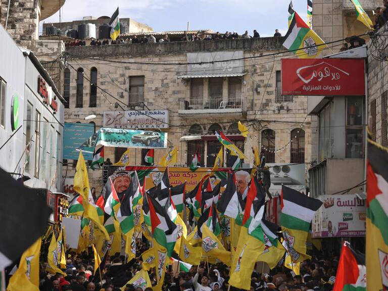 Grupos de palestinos con las banderas de su país en las calles de la Cisjordania ocupada por Israel en el territorio de Palestina