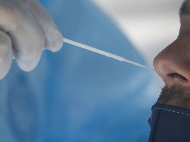 09 DE DICIEMBRE DE 2020/VALPARAISOUn hombre se practica un examen PCR, en medio de un operativo de busqueda activa de casos de Coronavirus positivo, luego del aumento de contagios en la region.
FOTO: LEONARDO RUBILAR CHANDIA/AGENCIAUNO