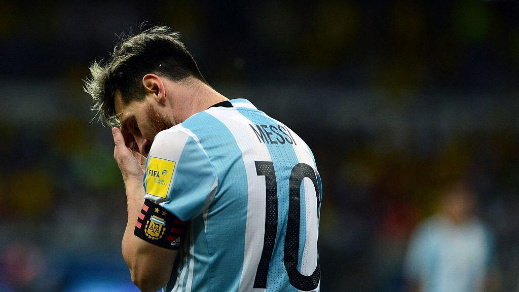BELO HORIZONTE, BRAZIL - NOVEMBER 10: Lionel Messi of Argentina looks dejected during a match between Argentina and Brazil as part of FIFA 2018 World Cup Qualifiers at Mineirao Stadium on November 10, 2016 in Belo Horizonte, Brazil. (Photo by  Edu Andrade/LatinContent via Getty Images)