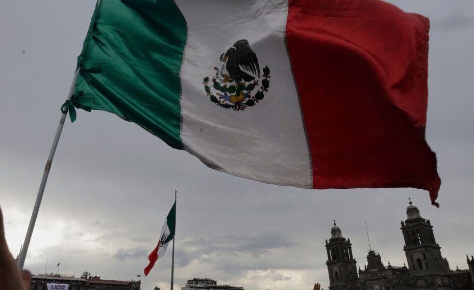 La bandera de México en el Zócalo de la Ciudad de México