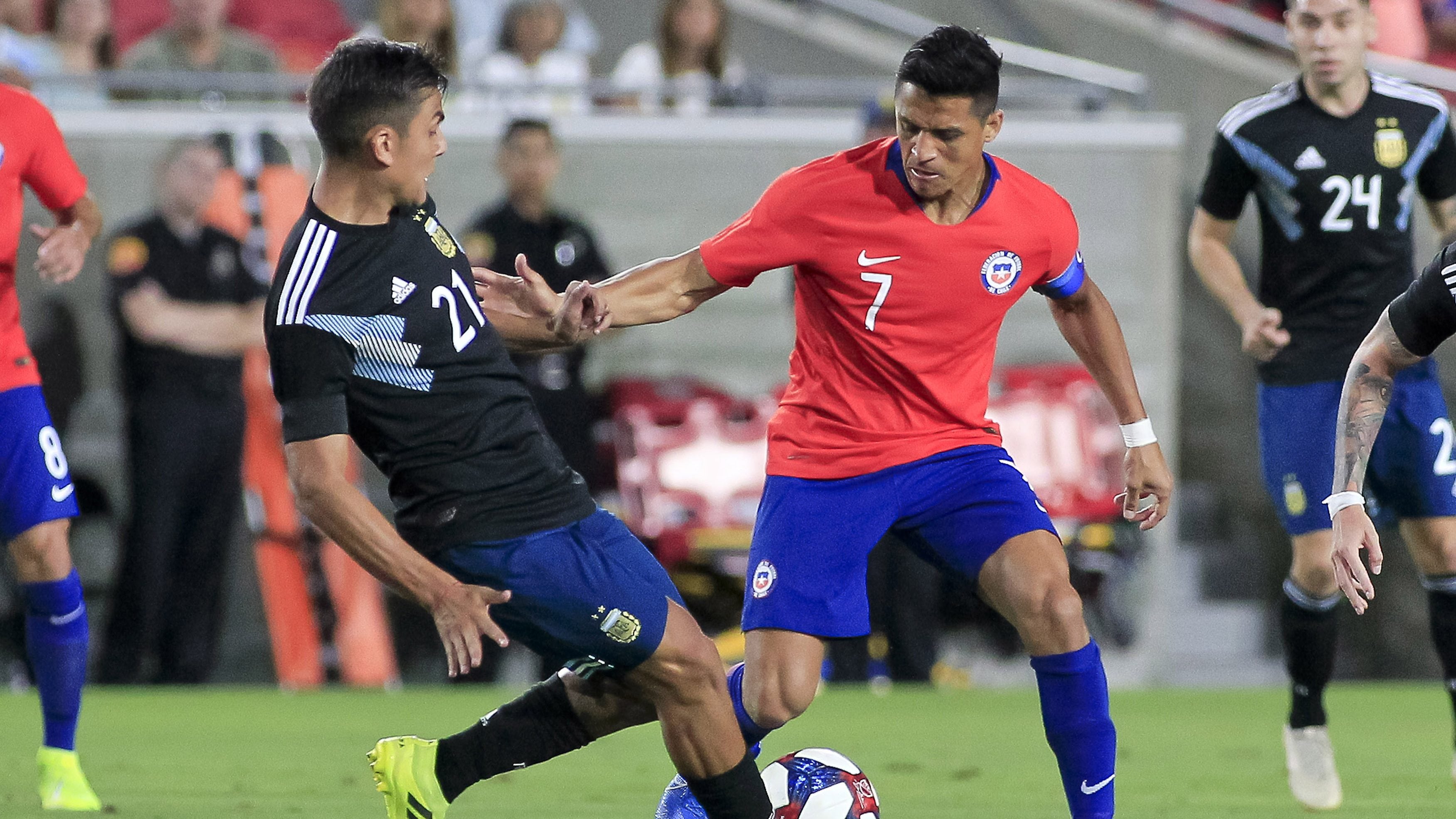 05 DE SEPTIEMBRE DE 2019/SANTIAGO Paulo Dybala (i) y Alexis Sánchez (d), durante el partido amistoso entre las Selecciones de Chile vs Argentina, disputado en el Los Angeles Memorial Coliseum.
FOTO: VICTOR POSADA/ AGENCIAUNO