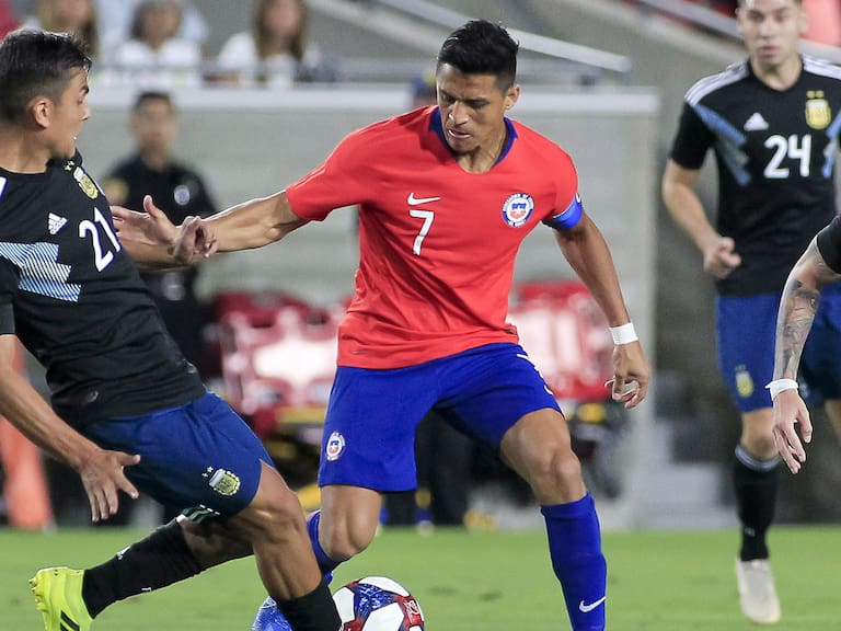 05 DE SEPTIEMBRE DE 2019/SANTIAGO Paulo Dybala (i) y Alexis Sánchez (d), durante el partido amistoso entre las Selecciones de Chile vs Argentina, disputado en el Los Angeles Memorial Coliseum.
FOTO: VICTOR POSADA/ AGENCIAUNO