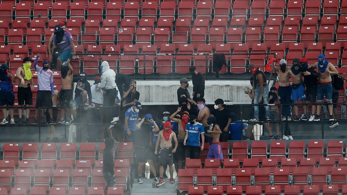 Justicia toma dura decisión con los hinchas de la U que provocaron desórdenes en el Estadio Nacional