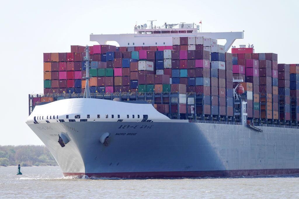 Un barco con containers en el puerto de Hamburgo