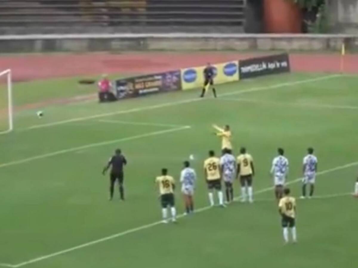 El insólito blooper de un arquero que recorre el mundo: derribó el travesaño en pleno penal y así terminó todo
