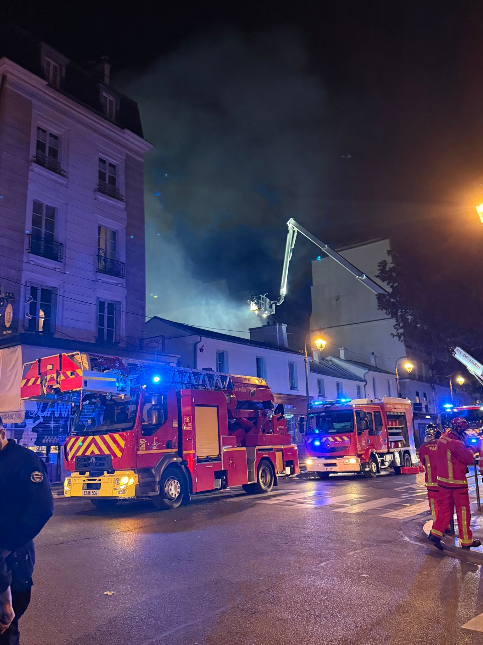 “No queda nada”: incendio destruye el mercado más antiguo de París, con más de 400 años de historia