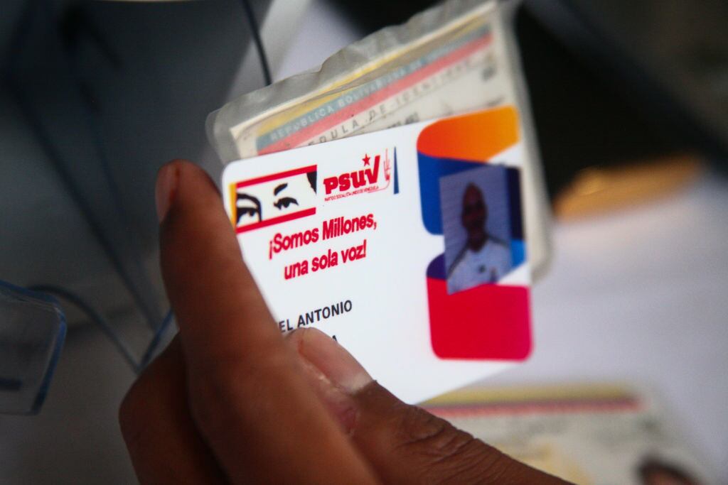 Imagen de un carnet del Partido Socialista de Venezuela (PSUV)