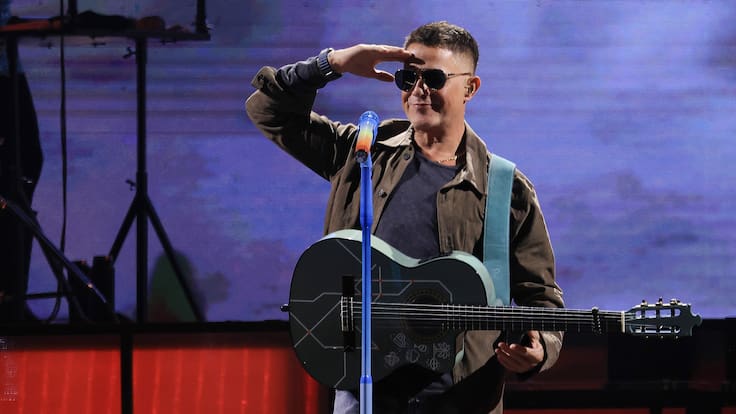 El momento que hizo llorar a Chile: Alejandro Sanz dedica canción a fan que murió antes del concierto en el país