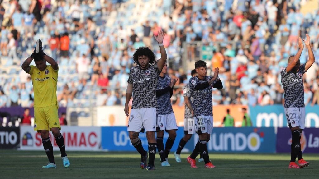 La duda que mantiene Colo Colo respecto a su formación para enfrentar a Everton