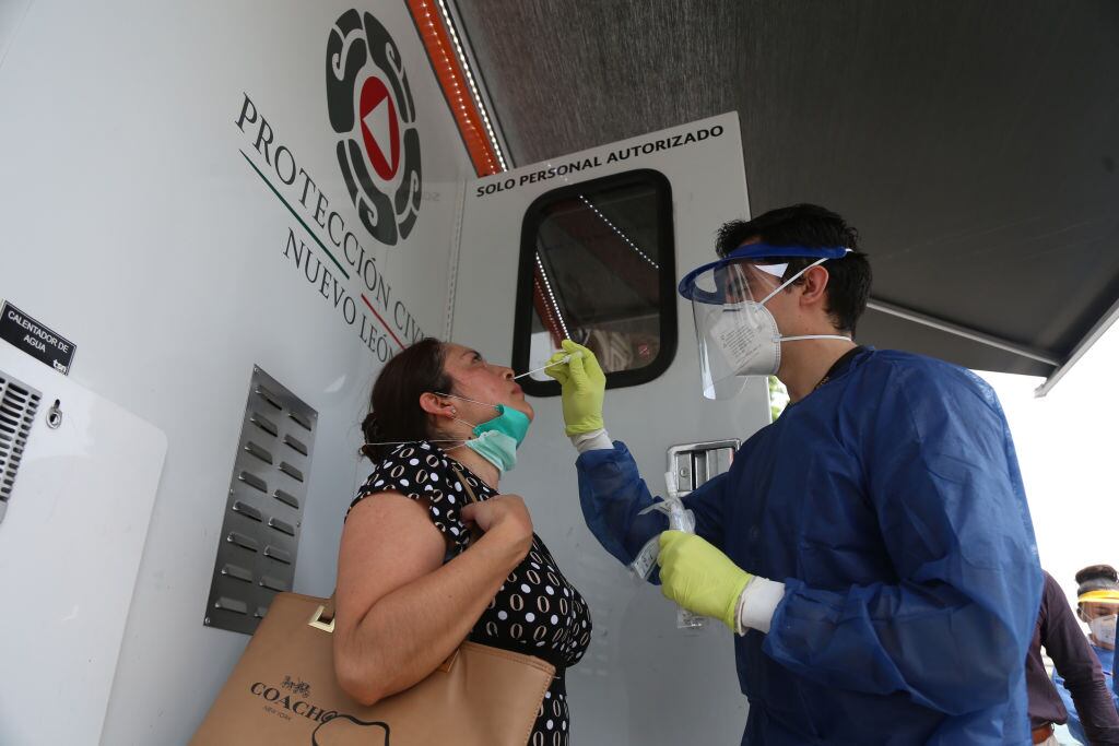 Un trabajador de la salud realiza un test de coronavirus en la ciudad de Monterrey