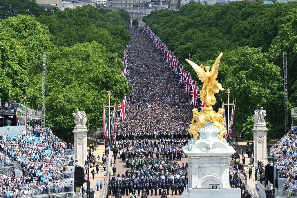Masivo homenaje a Isabel II a las afueras del Palacio de Buckingham en Londres