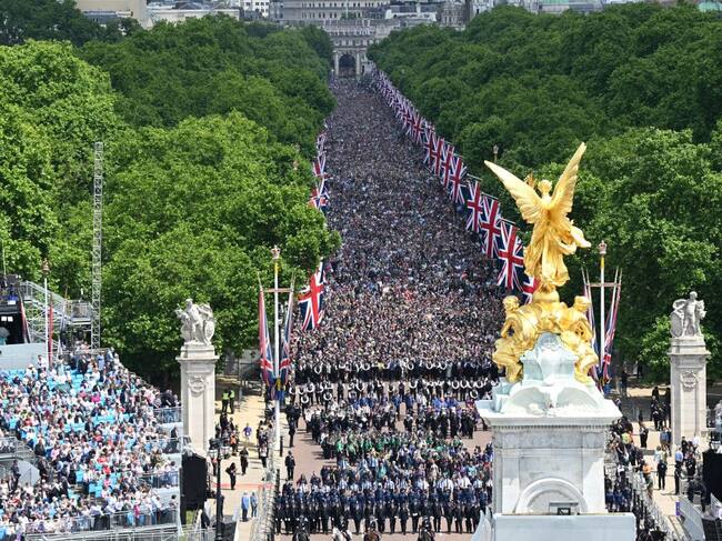 Masivo homenaje a Isabel II a las afueras del Palacio de Buckingham en Londres