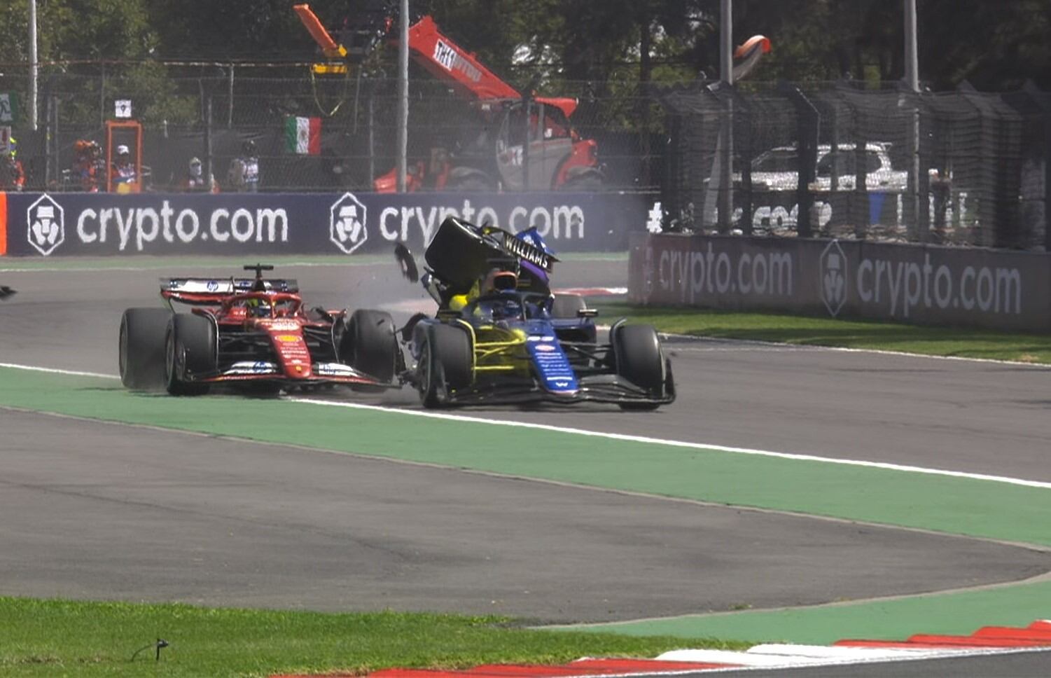 Pudo ser peor: el grave accidente que protagonizaron Alex Albon y Oliver Bearman en el GP de México de F1 | Captura de pantalla