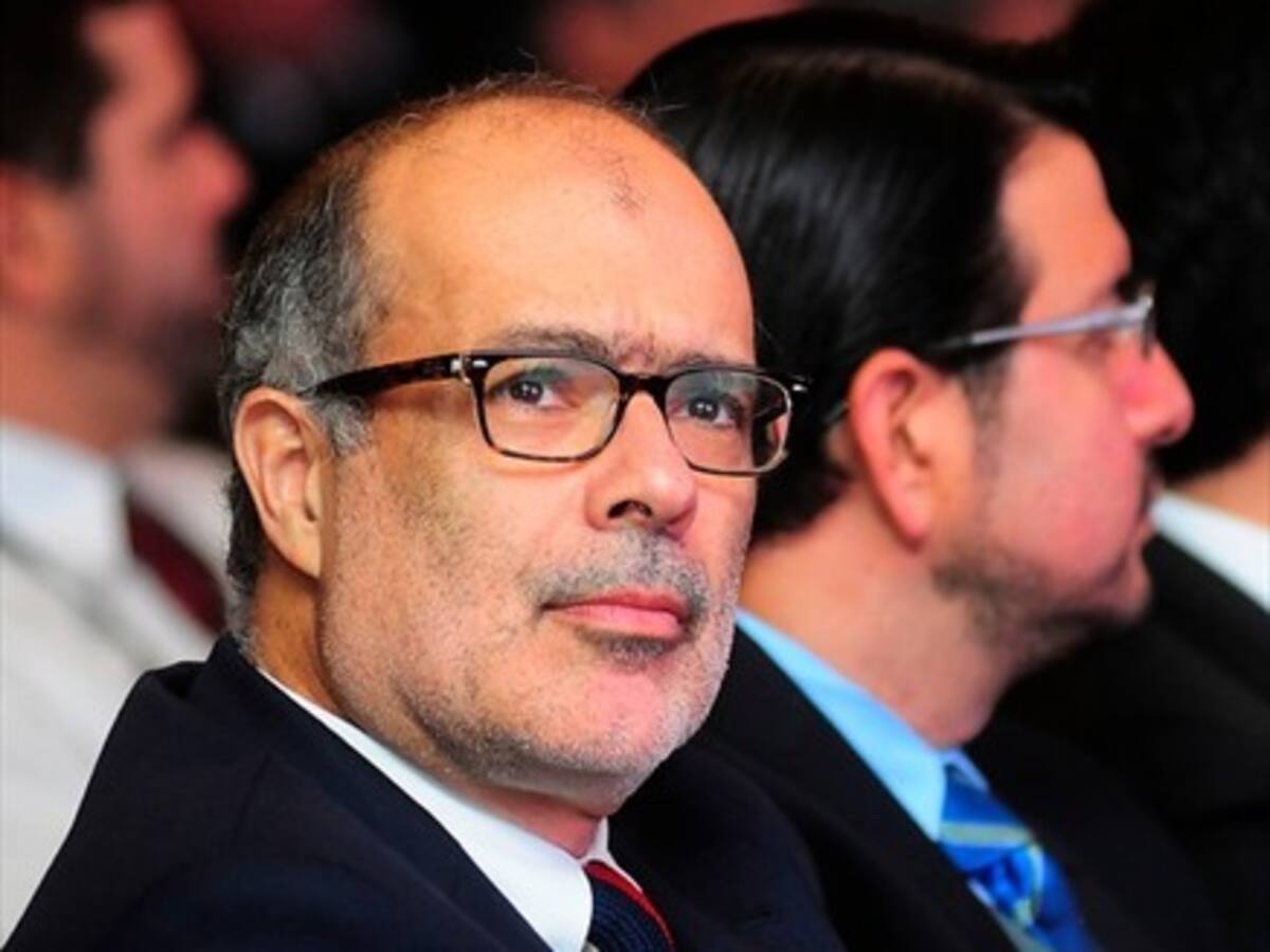 Ministro Valdés llama a no «caer en el pesimismo» tras conocerse Imacec de octubre