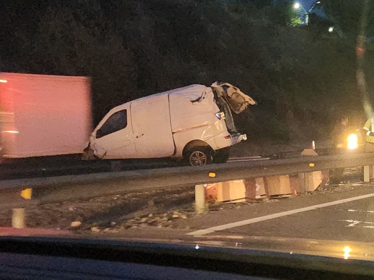 Vehículo terminó incrustado en barrera de contención: accidente de tránsito deja un muerto y dos heridos en Quilpué