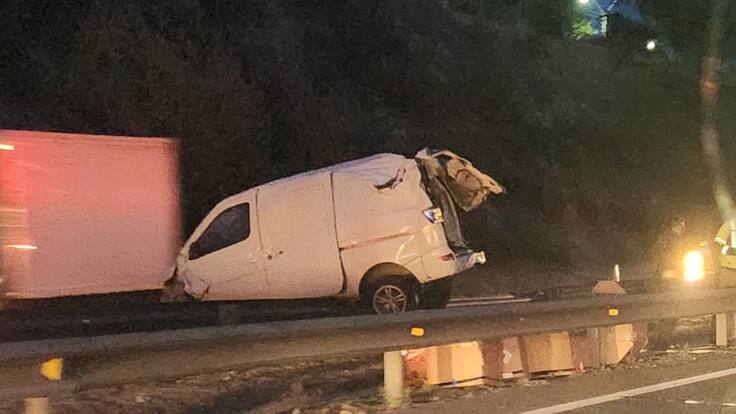 Vehículo terminó incrustado en barrera de contención: accidente de tránsito deja un muerto y dos heridos en Quilpué