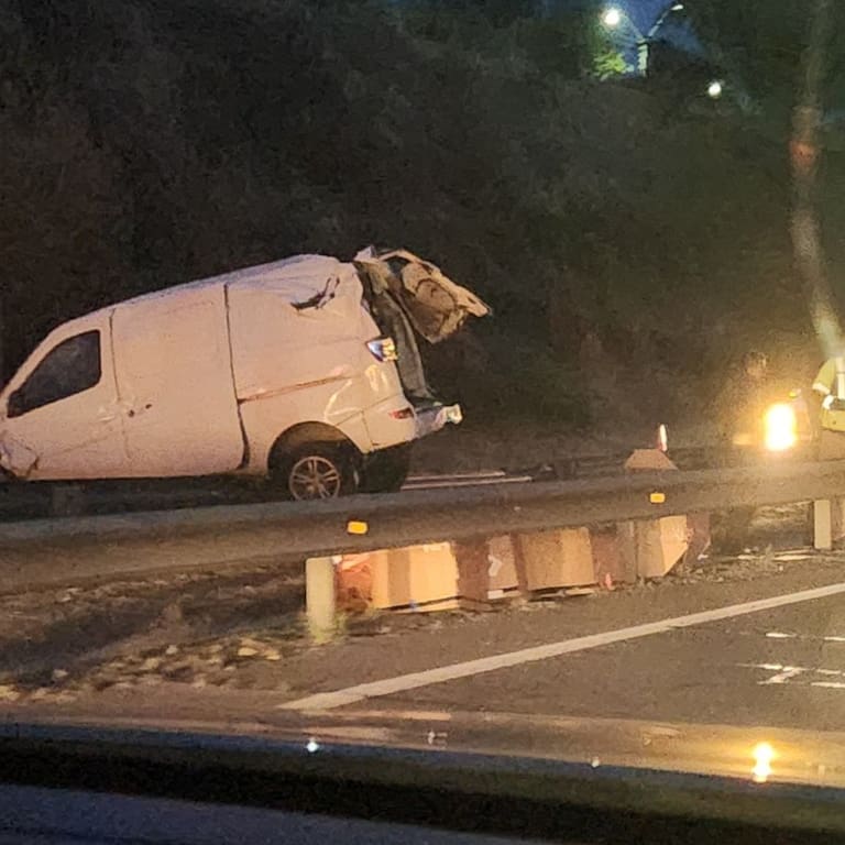 Vehículo terminó incrustado en barrera de contención: accidente de tránsito deja un muerto y dos heridos en Quilpué