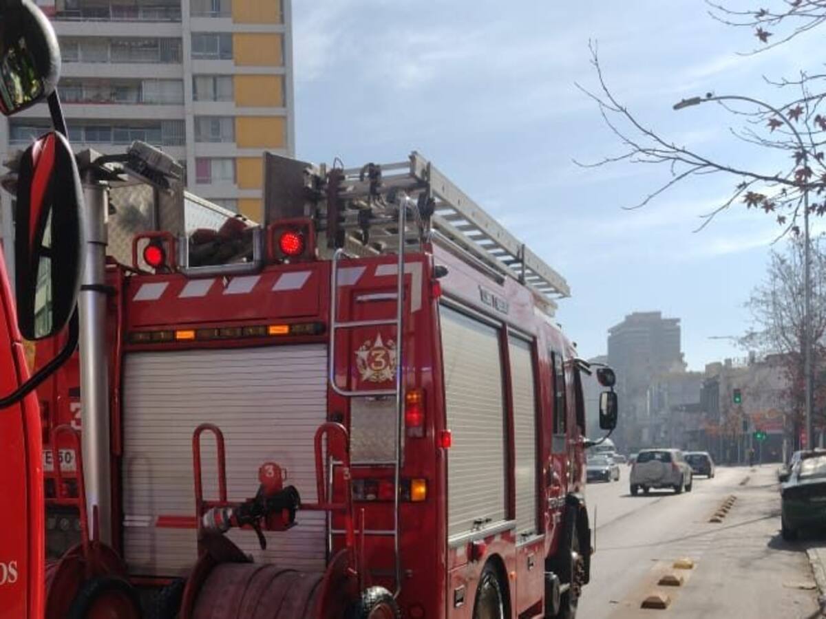 Incendio afecta a edificio en Independencia y obliga evacuación de residentes: se reportan personas intoxicadas