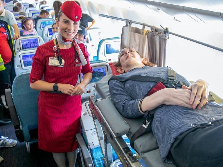 La mujer más alta del mundo viaja en avión por primera vez: tuvieron que remover seis asientos