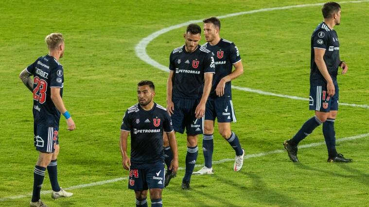 10 DE MARZO DE 2021/SANTIAGOJugadores de Universidad de Chile y San Lorenzo al terminar el partido, durante el partido de ida valido por la fase dos de la Copa Libertadores 2021, entre Universidad de Chile y San Lorenzo, disputado en el Estadio Nacional.
FOTO: SEBASTIAN ORIA/AGENCIAUNO