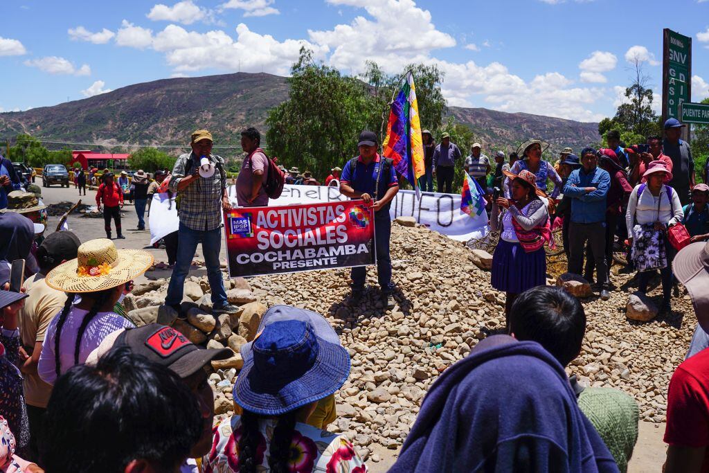 Campesinos cocaleros y organizaciones sociales cortaron las rutas entre Cochabamba y La Paz, en protestas contra el congreso de Bolivia.