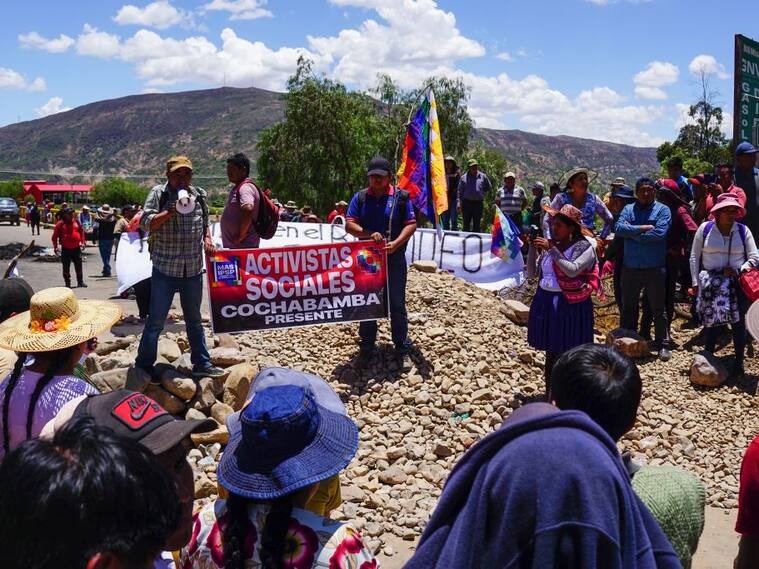 Campesinos cocaleros y organizaciones sociales cortaron las rutas entre Cochabamba y La Paz, en protestas contra el congreso de Bolivia.