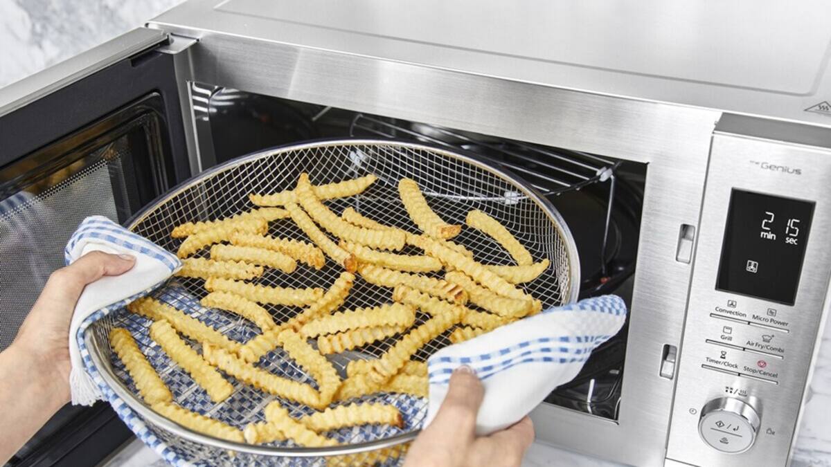 La revolución del 3 en 1: Cómo los nuevos microondas con Air Fryer están ganando espacio en las cocinas chilenas