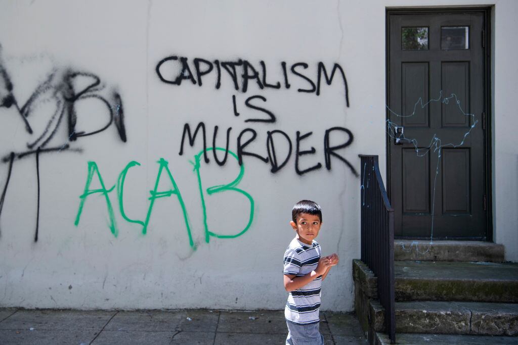 Un niño camina por las calles de Washington durante las protestas
