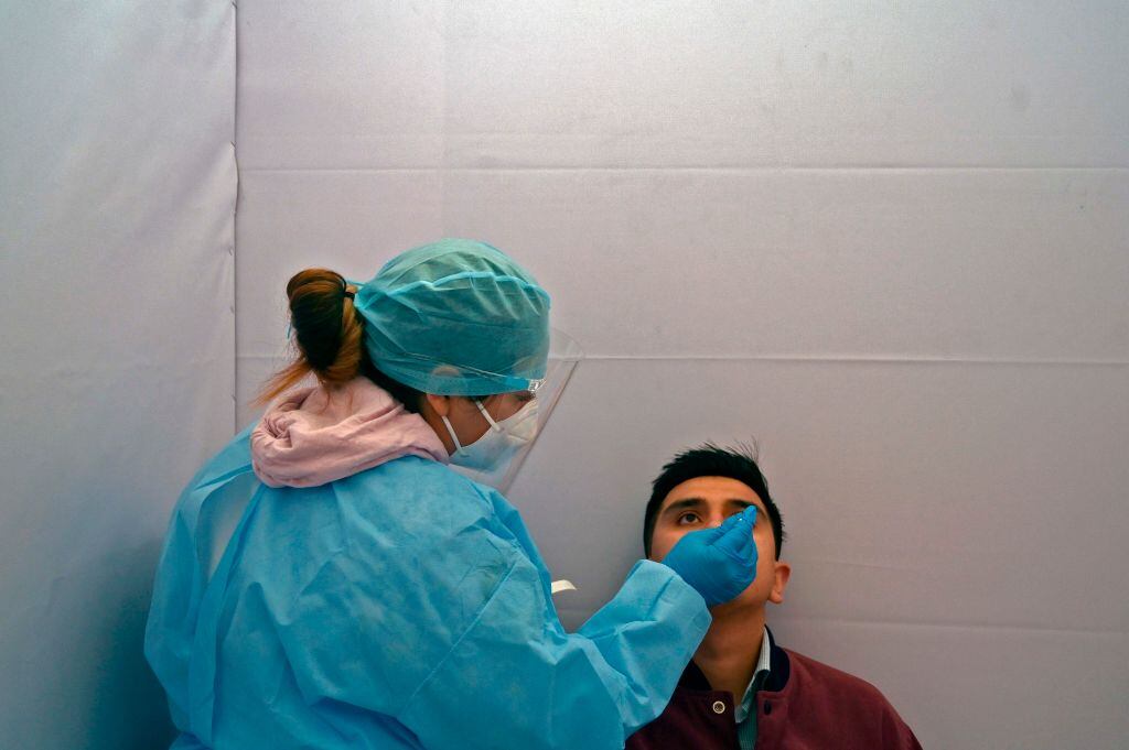 Un hombre se efectúa un examen de detección del Covid-19 en Ciudad de México
