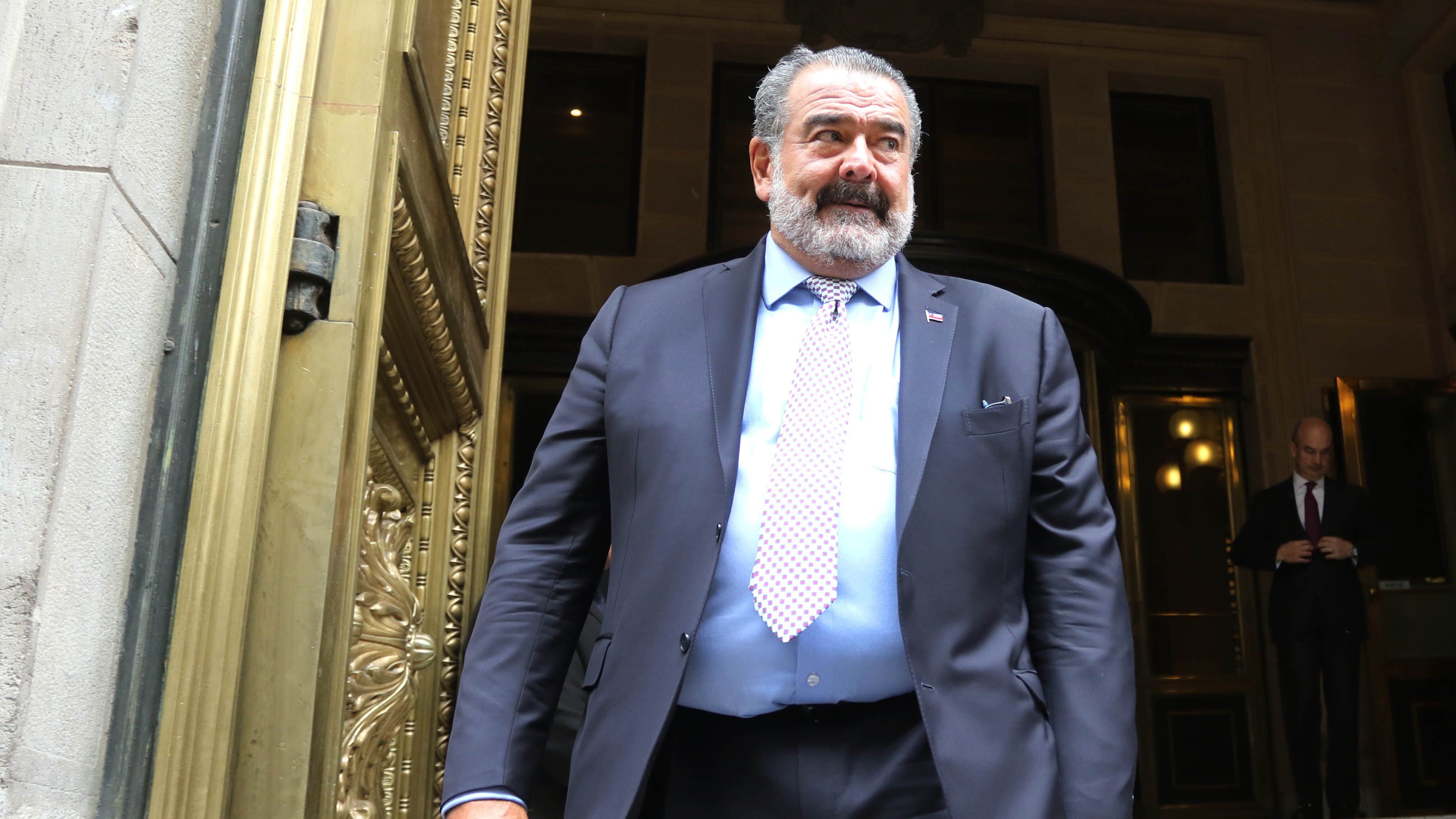 2 DE MAYO DEL 2019/SANTIAGOAndrnico Luksic camina por centro de Santiago, luego de asistir a ceremonia del Banco Central, donde se finalizo simblicamente el pago de la deuda Subordinada por parte del Banco de Chile. En la imagen Andronico, se retira del Banco Central.
FOTO: AGENCIAUNO