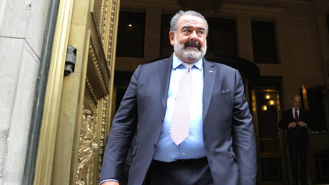 2 DE MAYO DEL 2019/SANTIAGOAndrnico Luksic camina por centro de Santiago, luego de asistir a ceremonia del Banco Central, donde se finalizo simblicamente el pago de la deuda Subordinada por parte del Banco de Chile. En la imagen Andronico, se retira del Banco Central.
FOTO: AGENCIAUNO