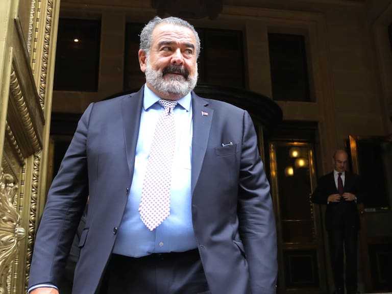 2 DE MAYO DEL 2019/SANTIAGOAndrnico Luksic camina por centro de Santiago, luego de asistir a ceremonia del Banco Central, donde se finalizo simblicamente el pago de la deuda Subordinada por parte del Banco de Chile. En la imagen Andronico, se retira del Banco Central.
FOTO: AGENCIAUNO