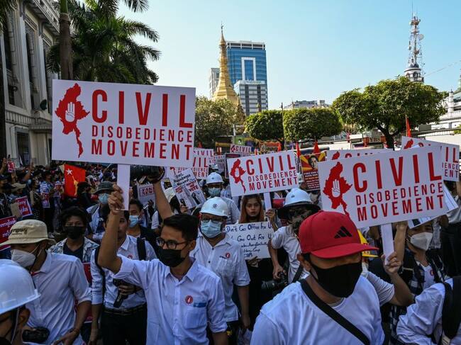 Protestas ciudadanas en contra del golpe militar en Myanmar
